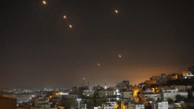 صورة إيران تعلّق هجماتها وتُهدد بريطانيا.. هل تنجح وساطة عُمان في إيقاف الحرب؟