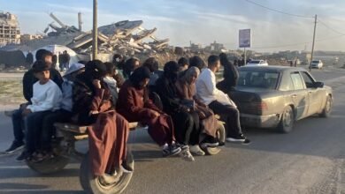 صورة على طرقات غزة .. النساء يدفعن ثمن المواصلات المتهالكة