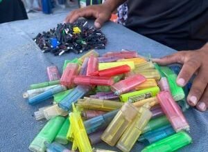 صورة أزمة الولاعات في غزة: سلعة نادرة بـ 100 شيكل ومهنة جديدة تولد من رحم الحصار