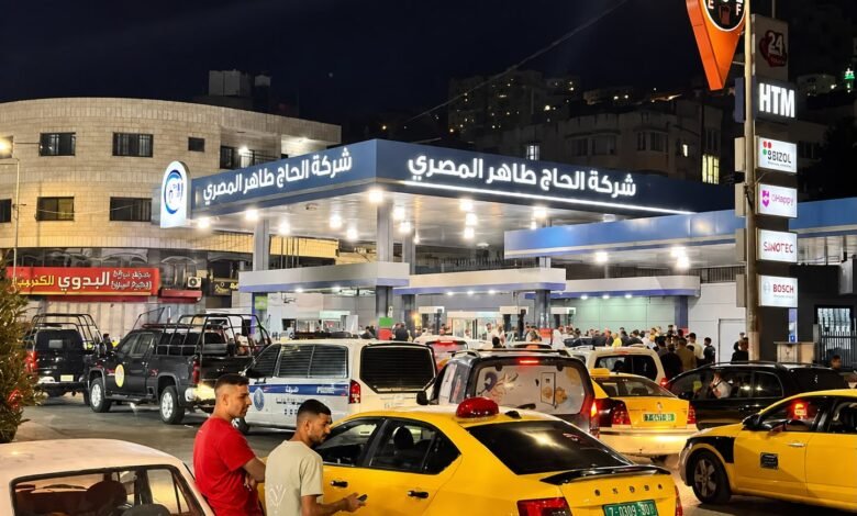 صورة أزمة المحروقات بالضفة الغربية.. كيف تتحكم “أزمة الوقود” بالخزينة وأمن الطاقة؟