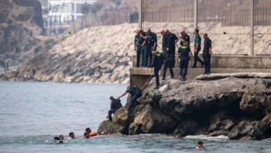 صورة 1500 مهاجر يعبرون سباحة إلى سبتة وإسبانيا تستنفر الجيش