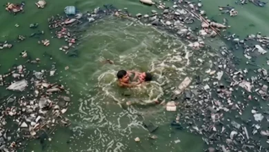 صورة بالفيديو: شاب ينقذ طفلة من الغرق في مياه الصرف الصحي بغزة