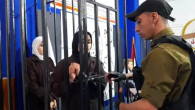 صورة شهادة صادمة لأسيرات “الدامون”: تفتيش عارٍ وقمع وإجبار على الزحف مقيدات