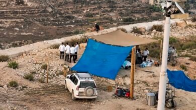 صورة مستوطنون يحاصرون منزلاً في بلدة قصرة جنوب نابلس