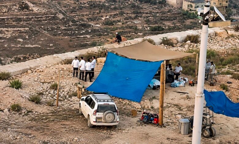 صورة مستوطنون يحاصرون منزلاً في بلدة قصرة جنوب نابلس