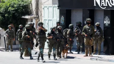 صورة حملة اقتحامات واسعة بالضفة: الاحتلال يعتقل 20 مواطناً وتصاعد باعتداءات المستوطنين بالخليل