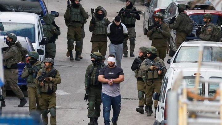 صورة اعتقالات الضفة الغربية تطال 10 مواطنين بينهم سيدة وجريح سابق