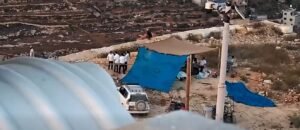 مستوطنون يحاصرون منزلاً في قصرة