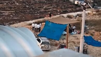 صورة مستوطنون يحاصرون منزلاً في بلدة قصرة جنوب نابلس