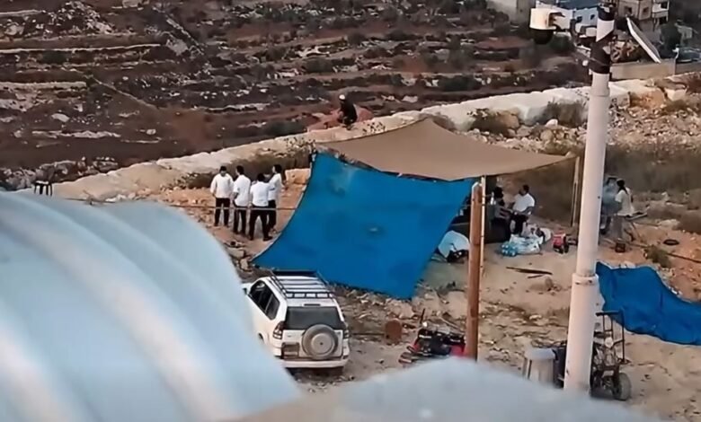 مستوطنون يحاصرون منزلاً في قص