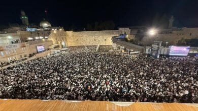 صورة نتنياهو والمستوطنون يقتحمون حائط البراق عشية يوم الغفران.. ودعوات فلسطينية للرباط بالأقصى