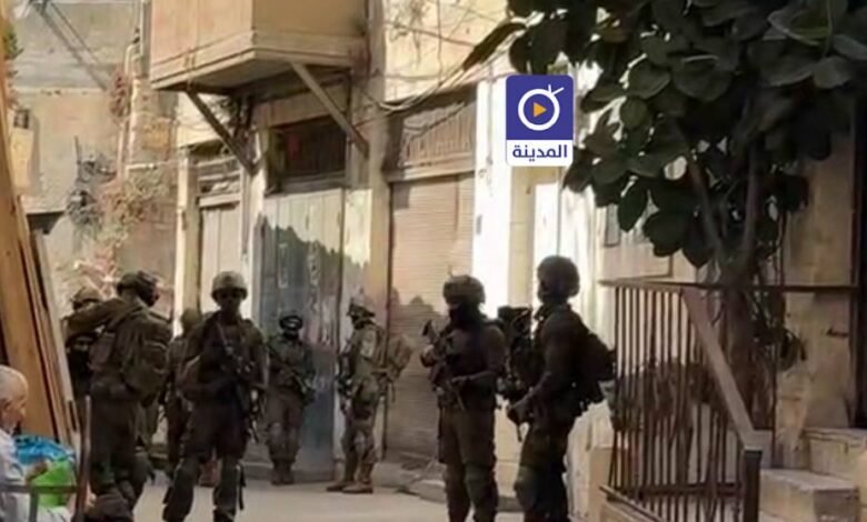 صورة قوات الاحتلال تعتدي بالضرب المبرح على فتى(17 عاما) خلال اقتحام نابلس