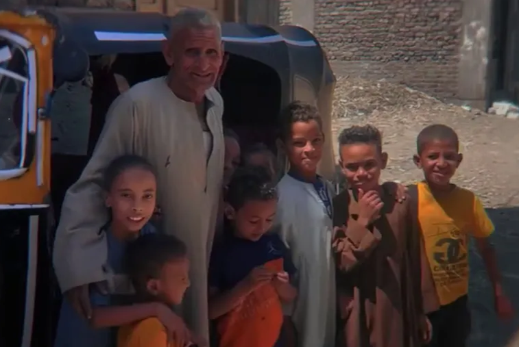 4 زوجات و40 ابنًا و100 حفيد .. كيف يدير الحاج عبد الراضي عائلته الكبيرة ؟!