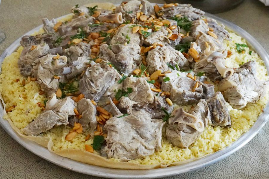 كم يكلف منسف لعائلة من 4 أفراد؟