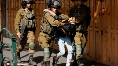صورة حملة اعتقالات في الضفة الغربية تطال صحفية ووالد شهيد فجر اليوم