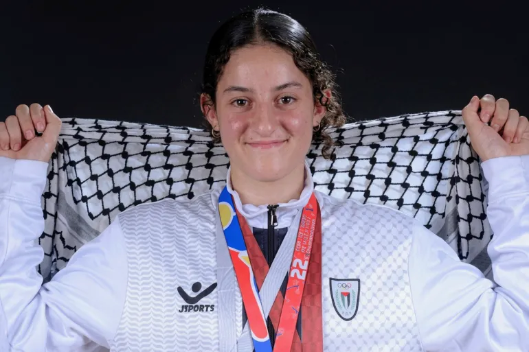 رفعت علم فلسطين عاليًا .. من بطلة الكاراتيه مريم بشارات؟