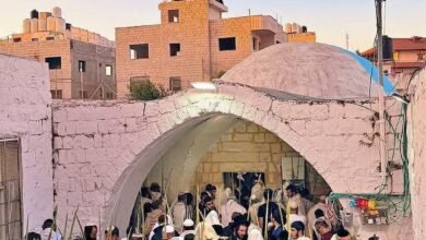 صورة مئات المستوطنين يقتحمون قبر يوسف والاحتلال يحول منازل لثكنات ويعطل الدوام المدرسي