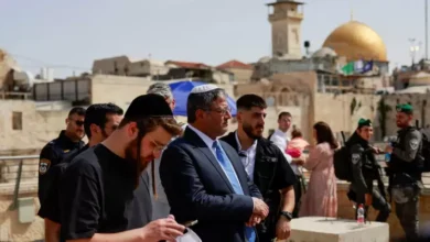 صورة مشهد استفزازي فج.. بن غفير يشرف على هدم عمارة سكنية بالقدس المحتلة