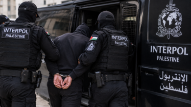 صورة إنتربول فلسطين يتسلّم مشتبهًا به في جريمة قتل بنابلس
