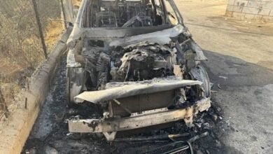 صورة مستوطنون يحرقون مركبتين في رام الله إحداهما لصحفيين أجانب
