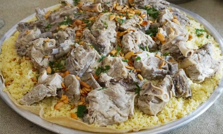 كم يكلف منسف لعائلة من 4 أفراد؟